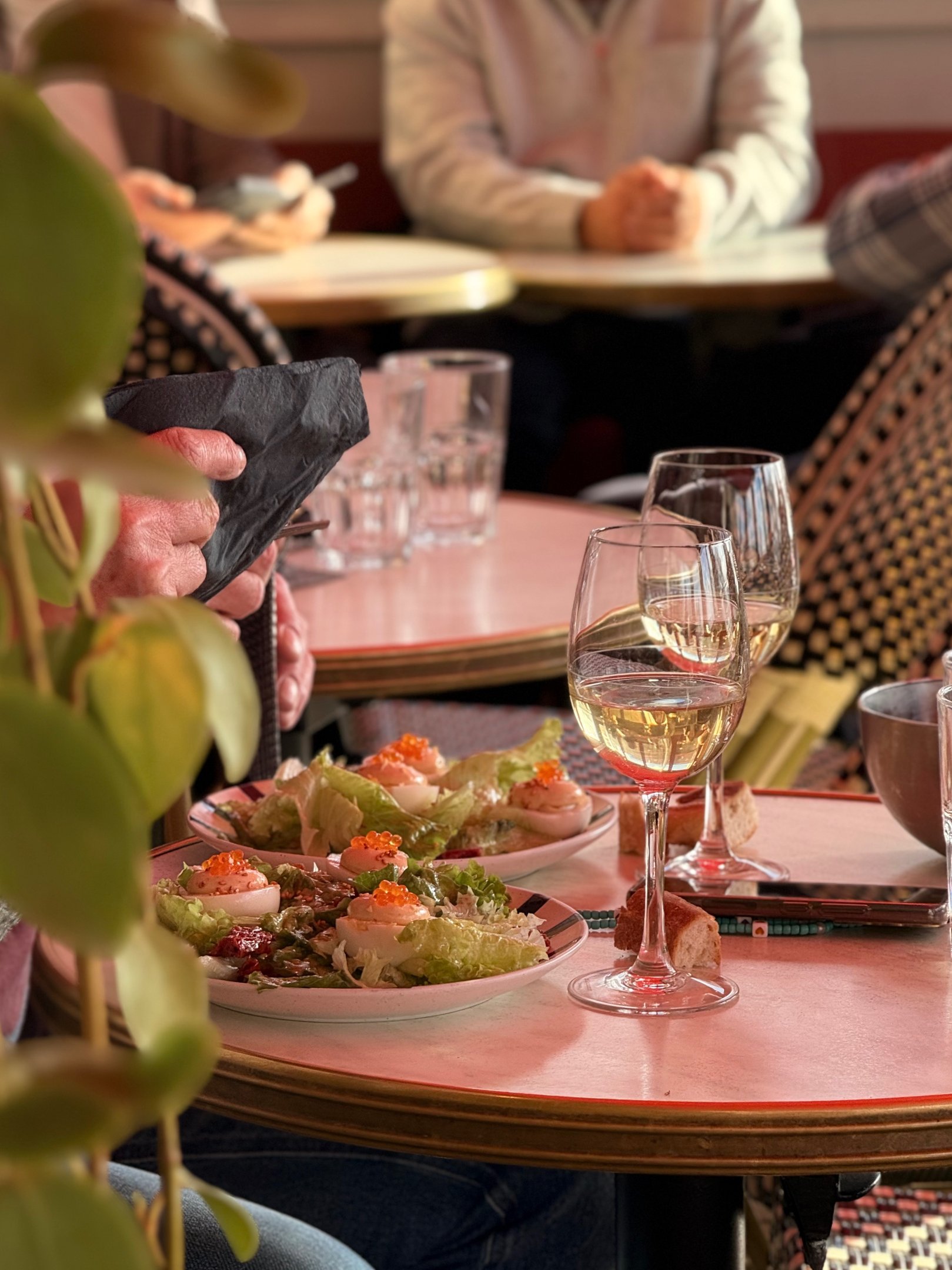 Plat que nous servons le midi dans la Brasserie le Cancalais à Saint-Malo, oeuf mayonnaise et vin