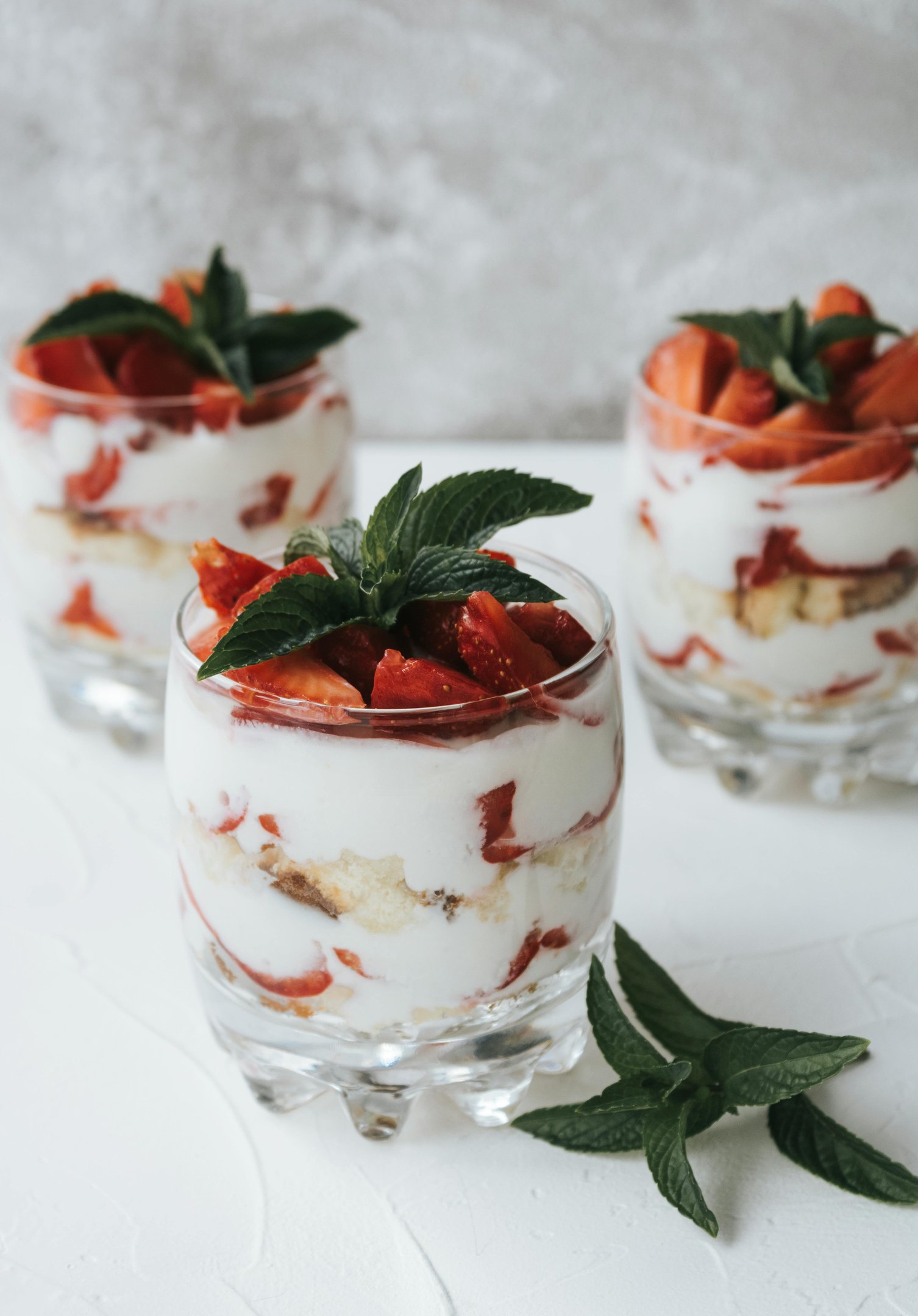 Yogur sin lactosa con frutillas y semillas