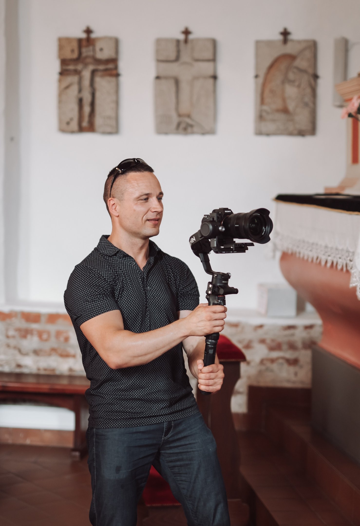 Operatorius su Sony kamera ir Ronin stabilizatoriumi