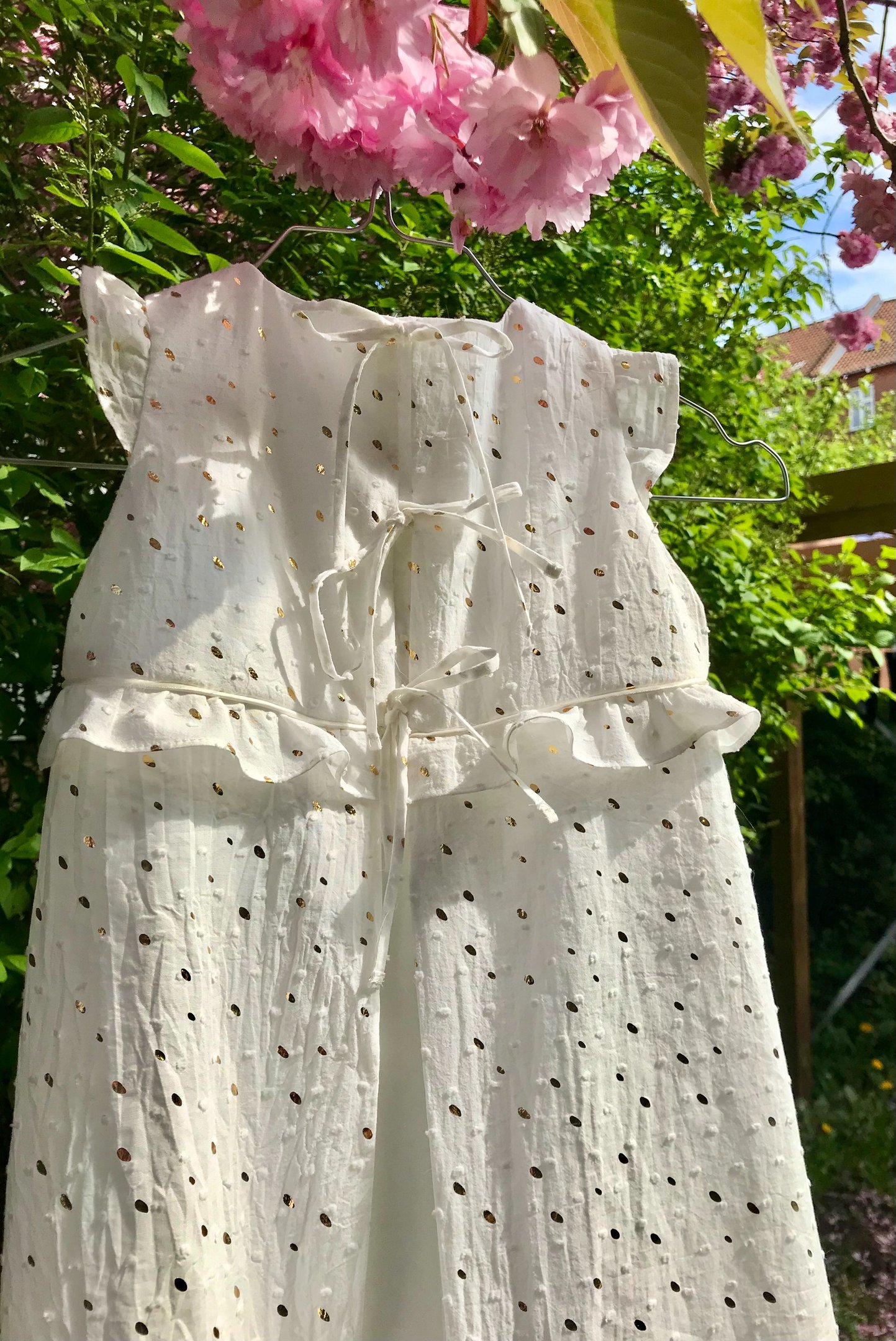 Unik dåbskjole til generationer I lukning af dåbskjole med frynser