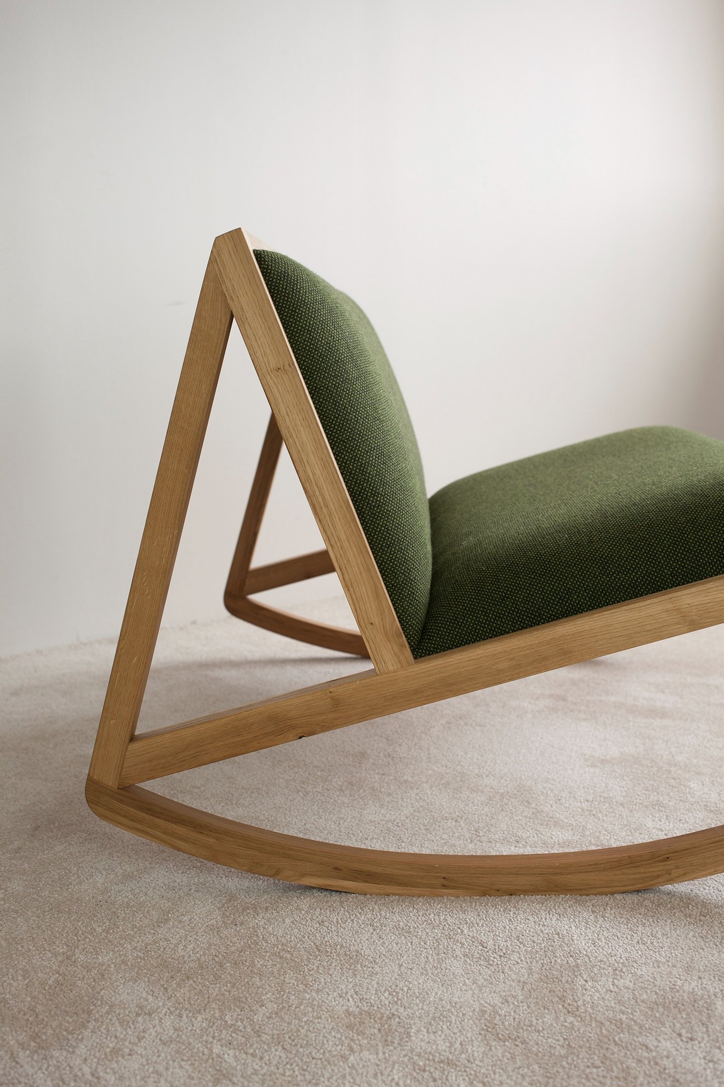 profil du rocking-chair présente une structure aérienne et minimaliste