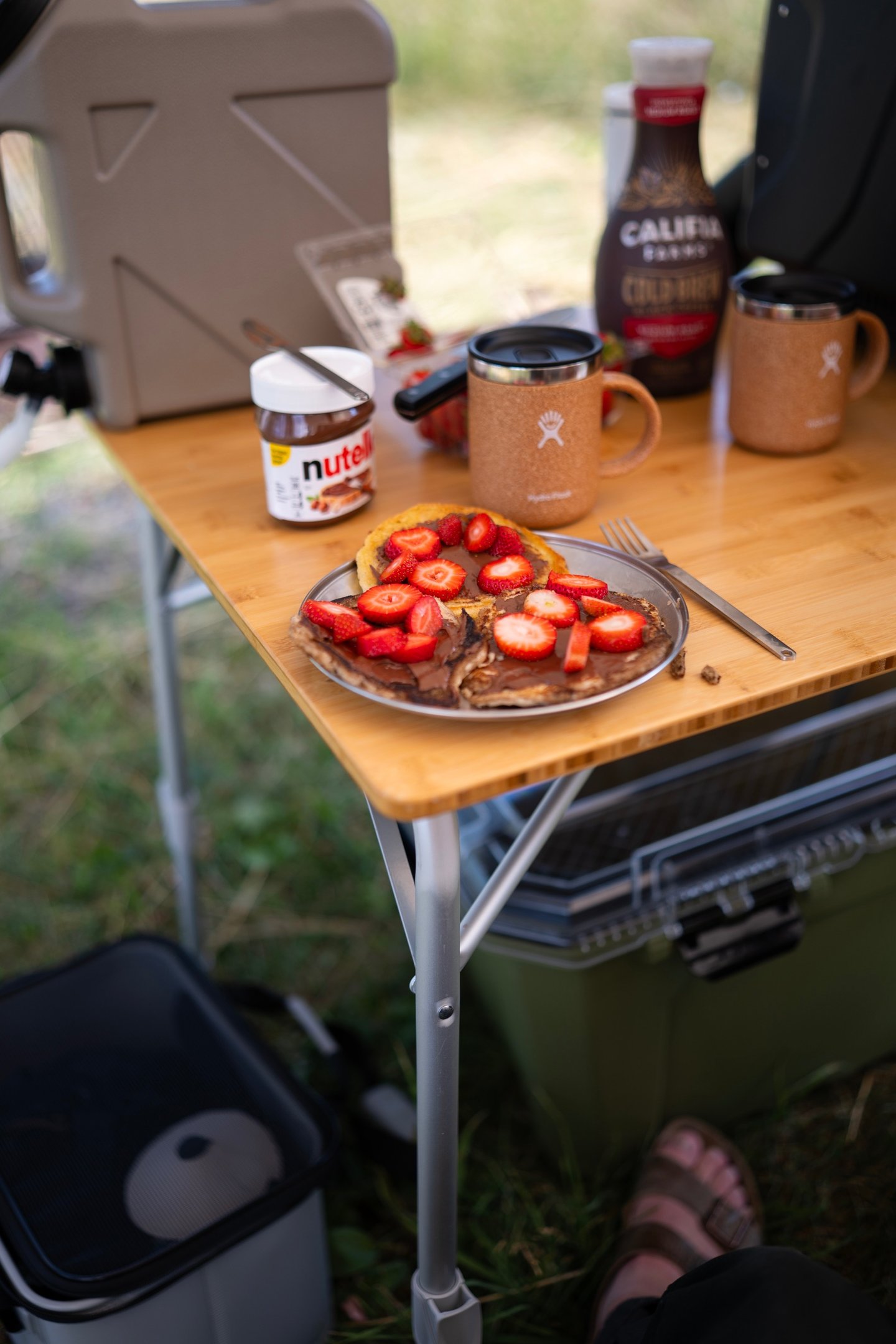 Camp pancakes with Nutella and strawberries