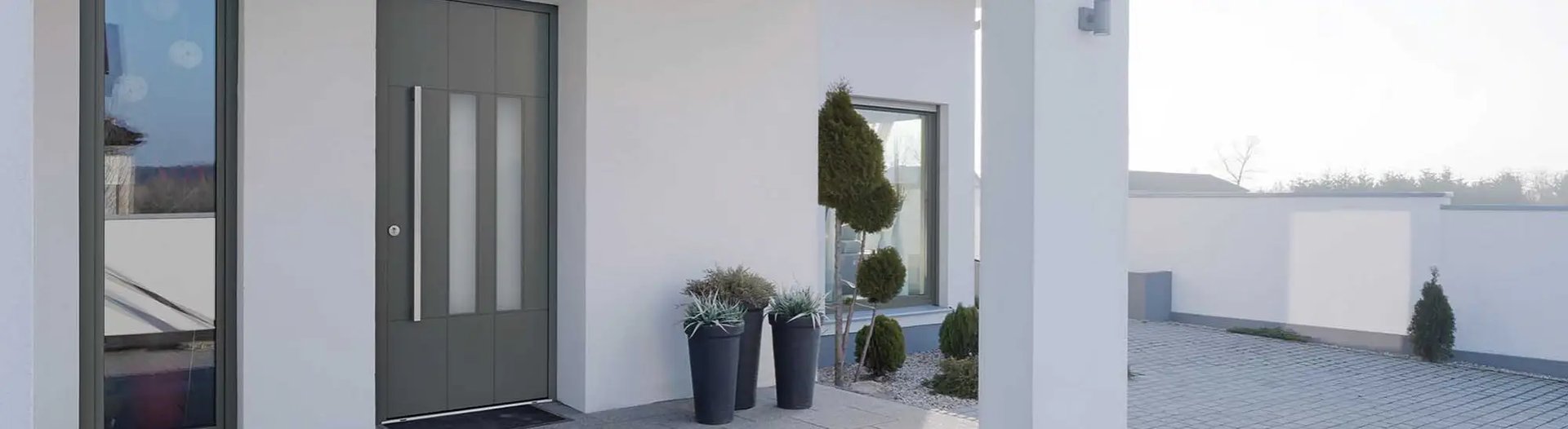 Porte d'entrée bois aluminium haut de gamme sur façade moderne à Castelnau par LB Menuiserie
