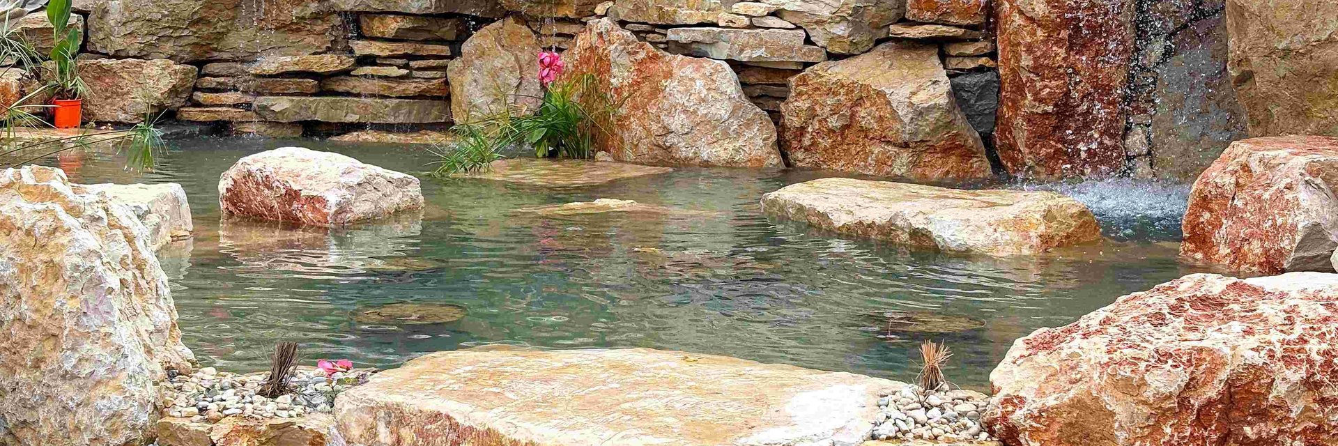 Piscina natural de natação em Portugal — água cristalina sem químicos