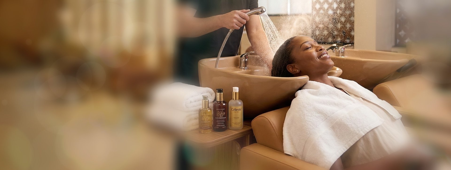 Cliente relaxando no lavatório durante o protocolo de coloração premium no We Hall Beauty.