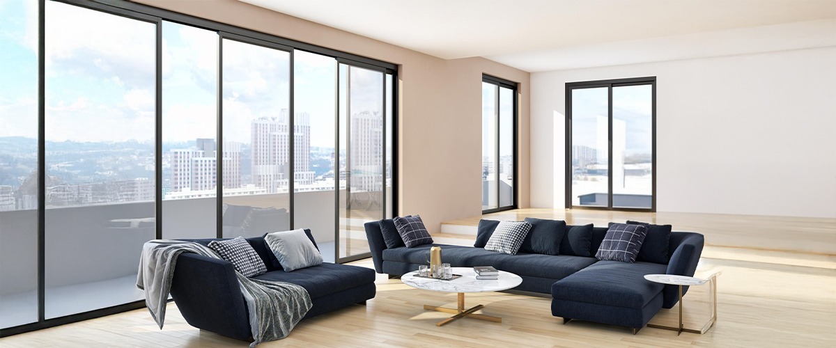 Sala de jantar com janelas PVC brancas