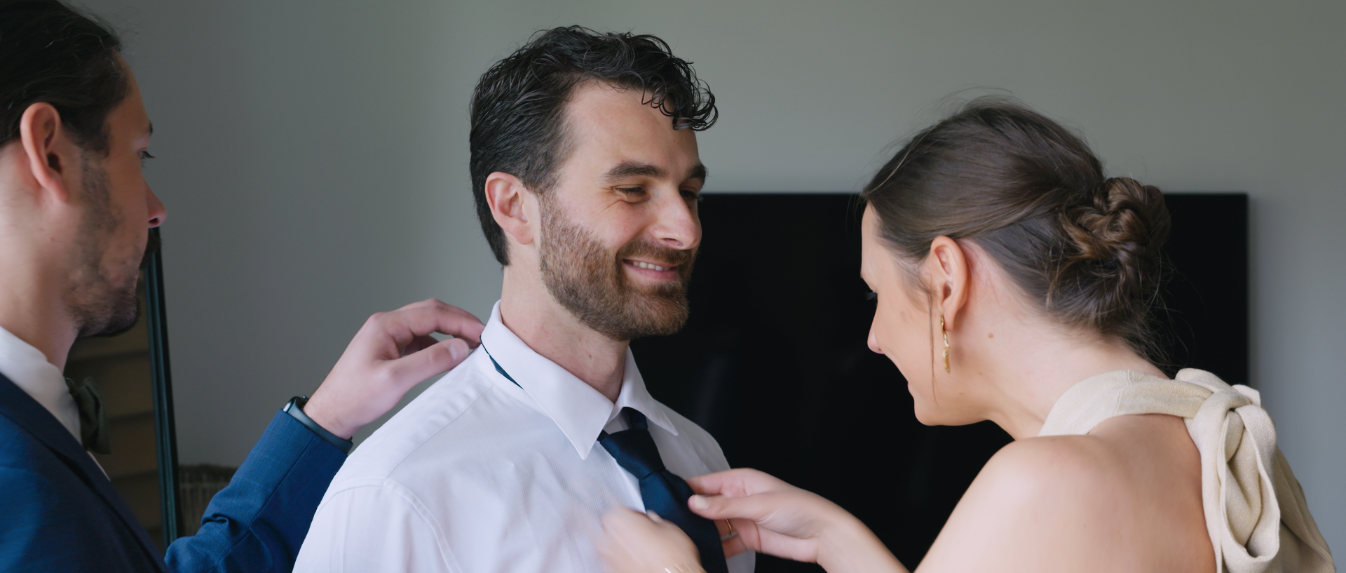 Mariés qui se prépare et met sa cravate