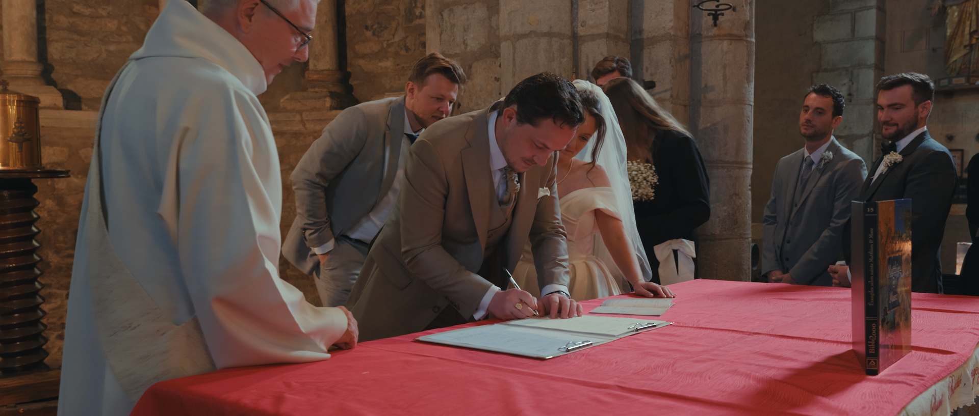 Des mariés qui signent leur livret de famille à l'église
