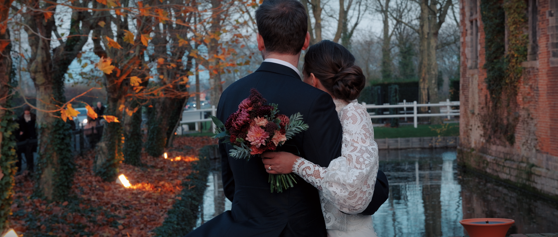 Mariés qui s'enlacent