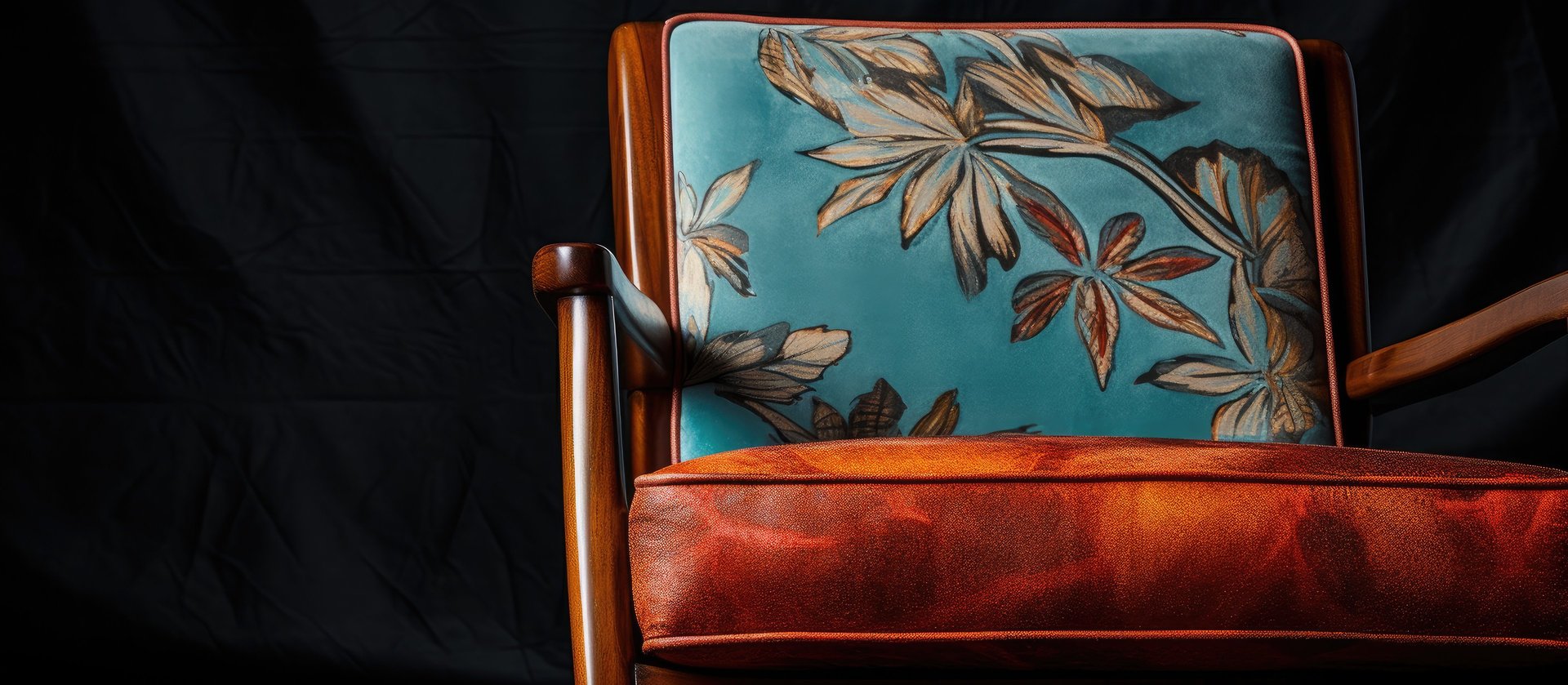 Un fauteuil en bois exotique couvert de deux cousin à motifs floraux bleu et marron