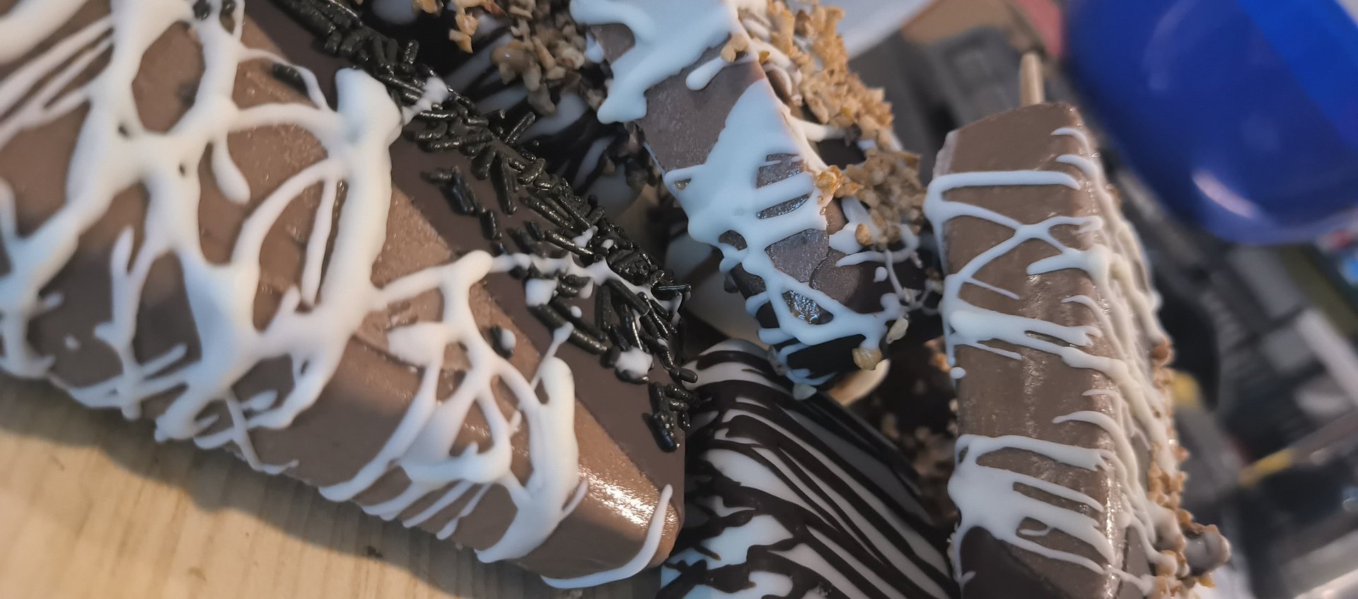 Paletas cubiertas con doble chocolate