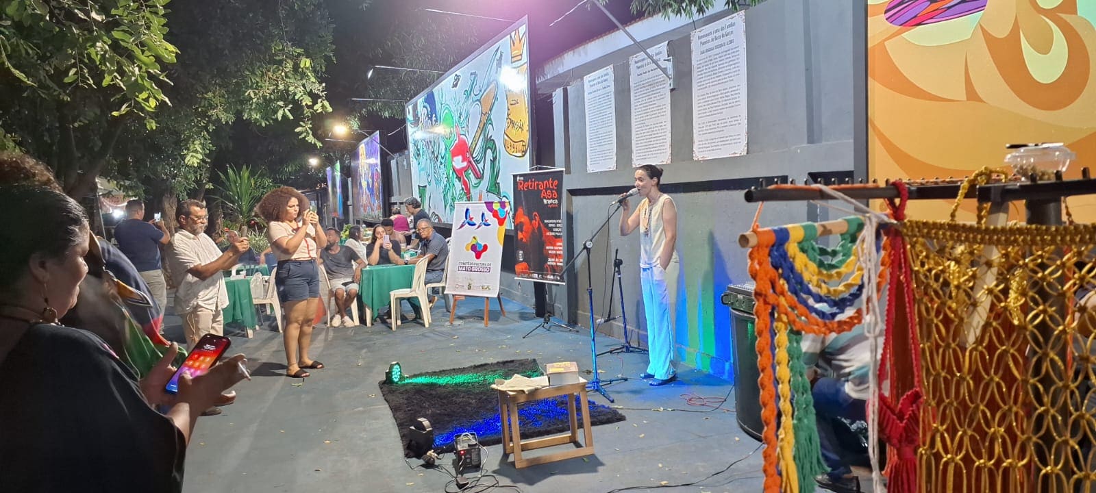 Performance que une dança, música e expressão visual durante a ação “A Arte Não é Descarte”