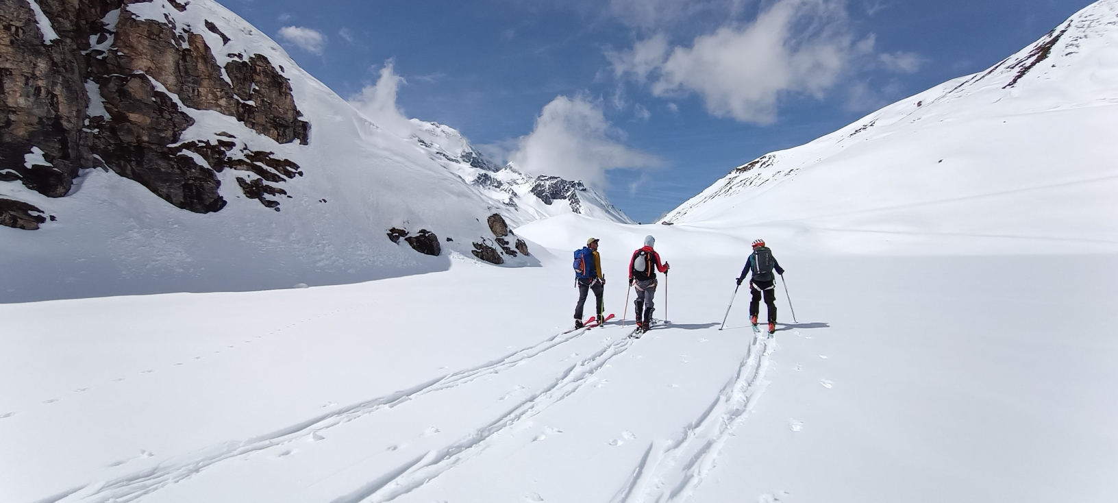 des amis en ski de randonnée
