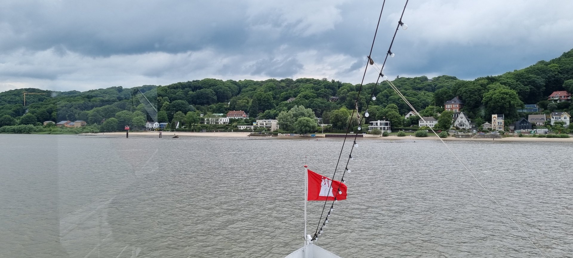 Hamburg Flagge auf Elbe vor Blankenese von Eisbrecher Stettin