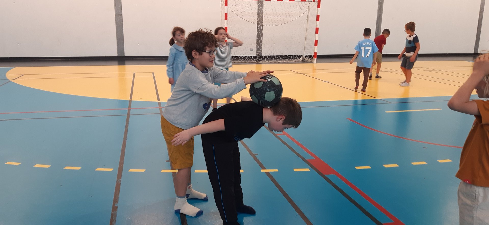 initiation enfants au football freestyle