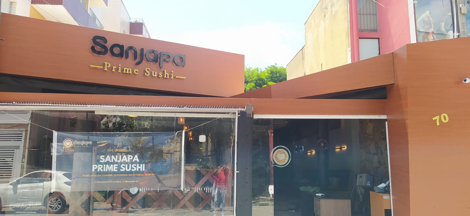 Letreiro comercial personalizado instalado em loja