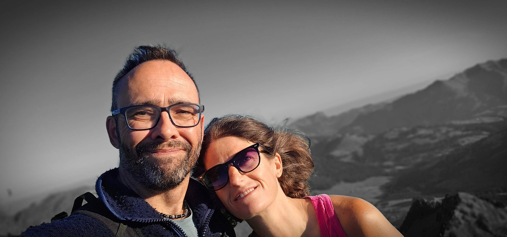 mon épouse et moi en haut d'une montagne