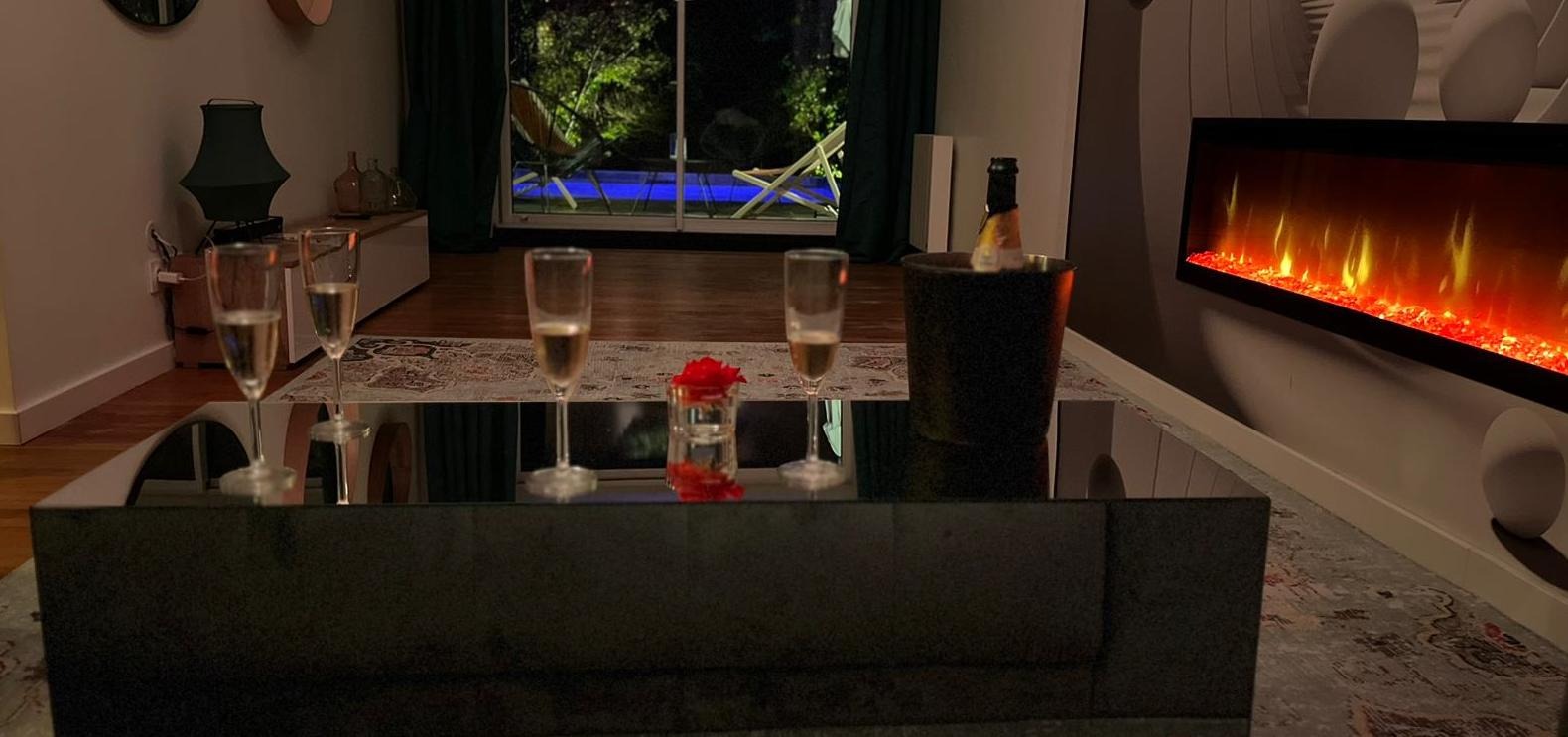 salon avec cheminée et vue sur piscine de la love room