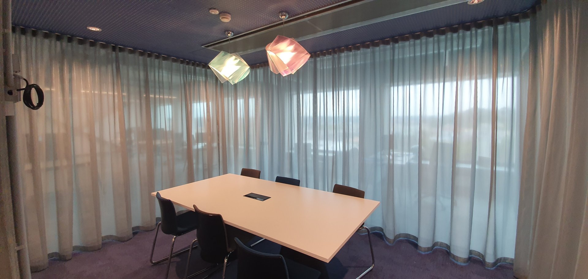 dieniniai akustiniai audiniai