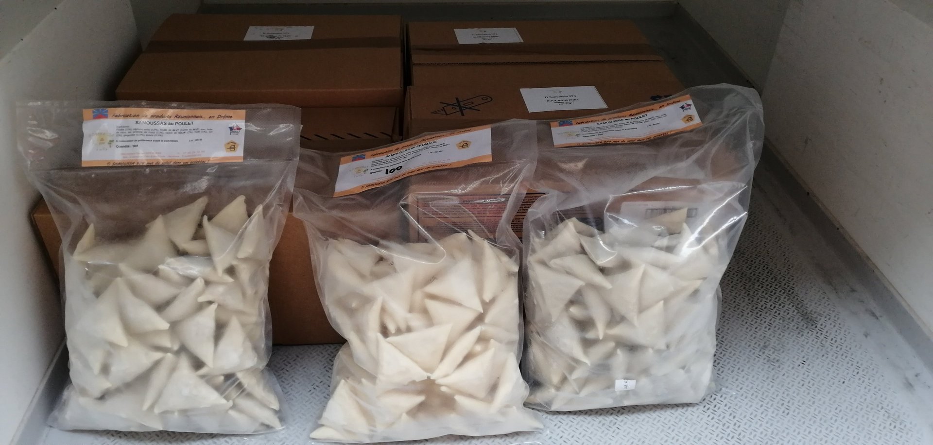 Samoussa emballé en train d'être livré