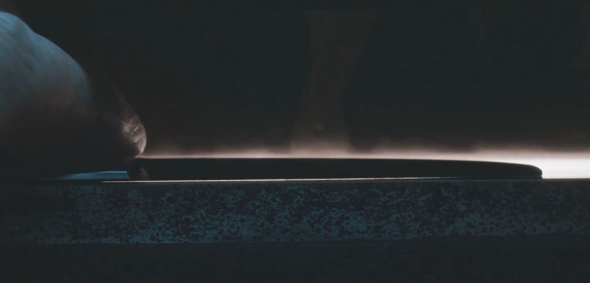 Control de calidad artesanal en tijeras de peluquería profesionales con brillo mínimo.