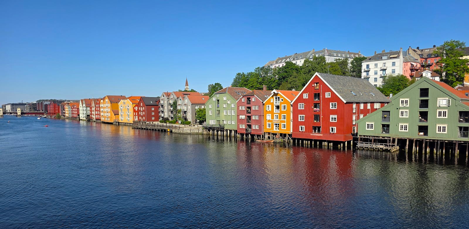 Trondheim, Norwegia, kolorowe domku na Bakkalandet