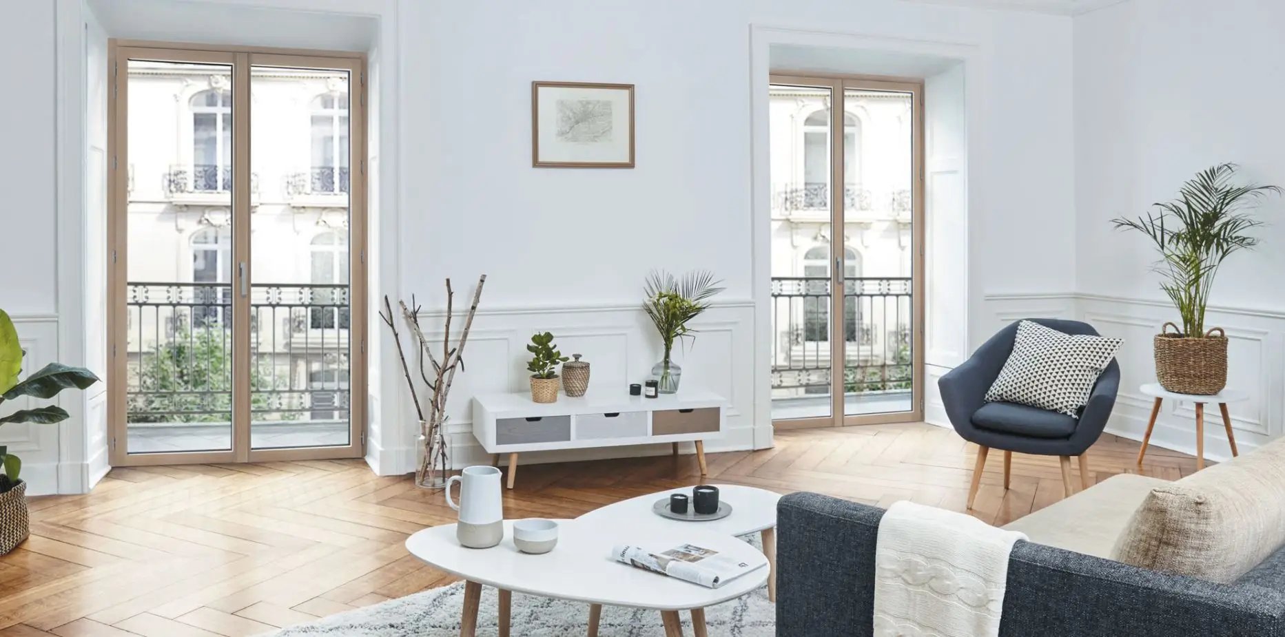 Porte-fenêtre bois aluminium dans salon d'appartement haut de gamme, finitions premium et lumière