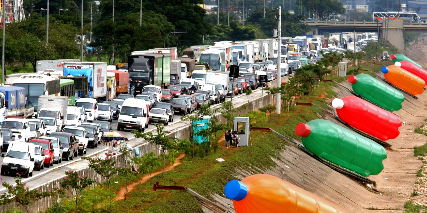 Eduardo Srur, renomado artista brasileiro, é conhecido por suas instalações que questionam a relação