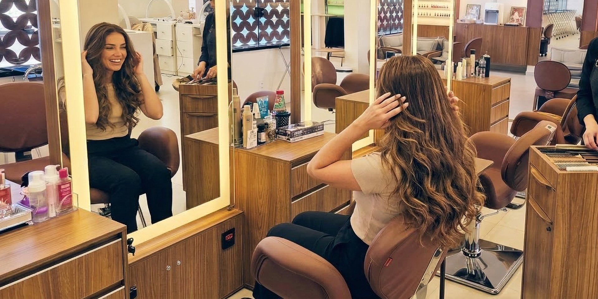 Cliente feliz com o resultado natural e volumoso do seu Mega Hair de fita no We Hall Beauty.