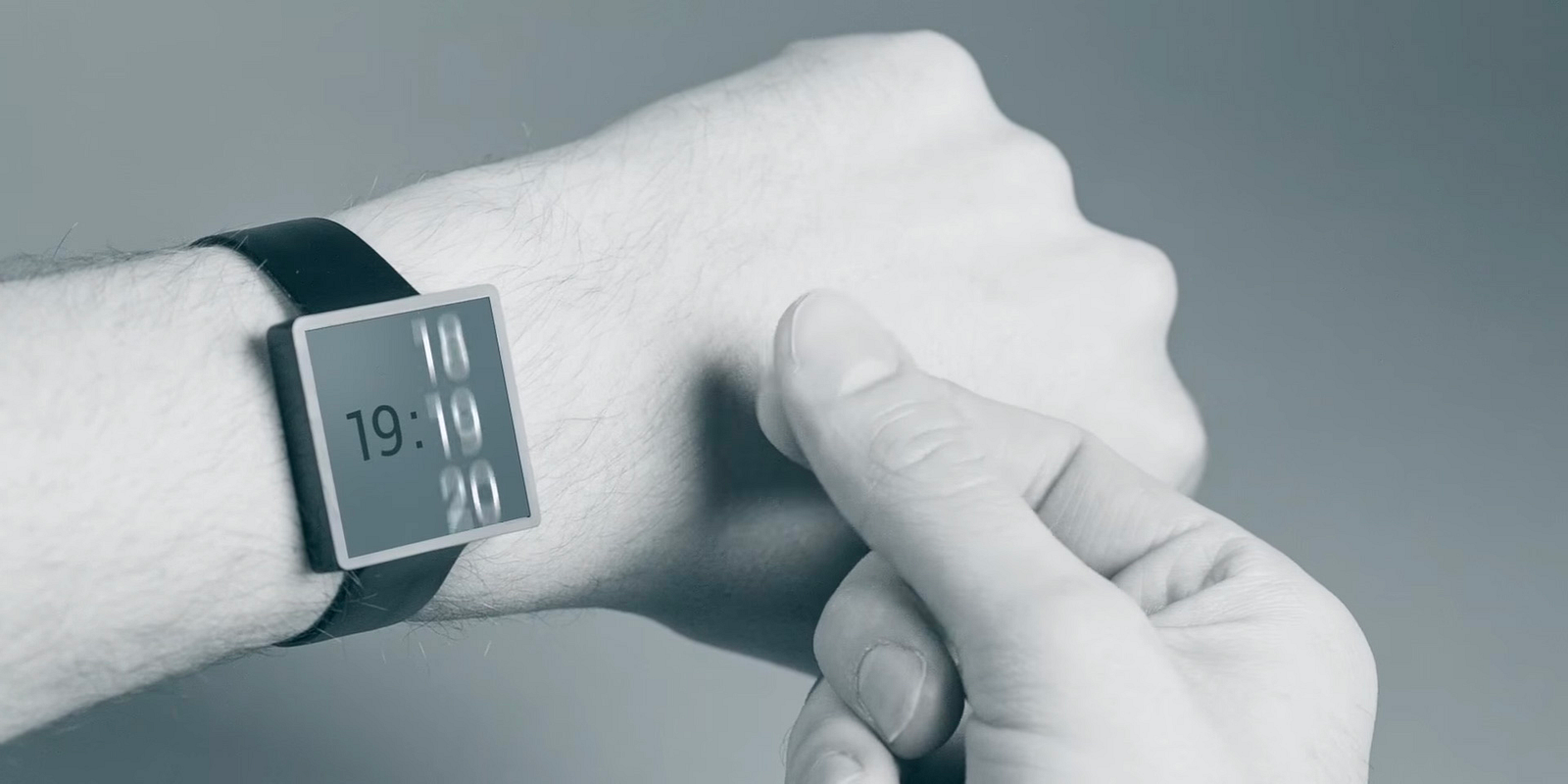 une main cherche à modifier l'heure du montre à distance par contrôle du mouvement.