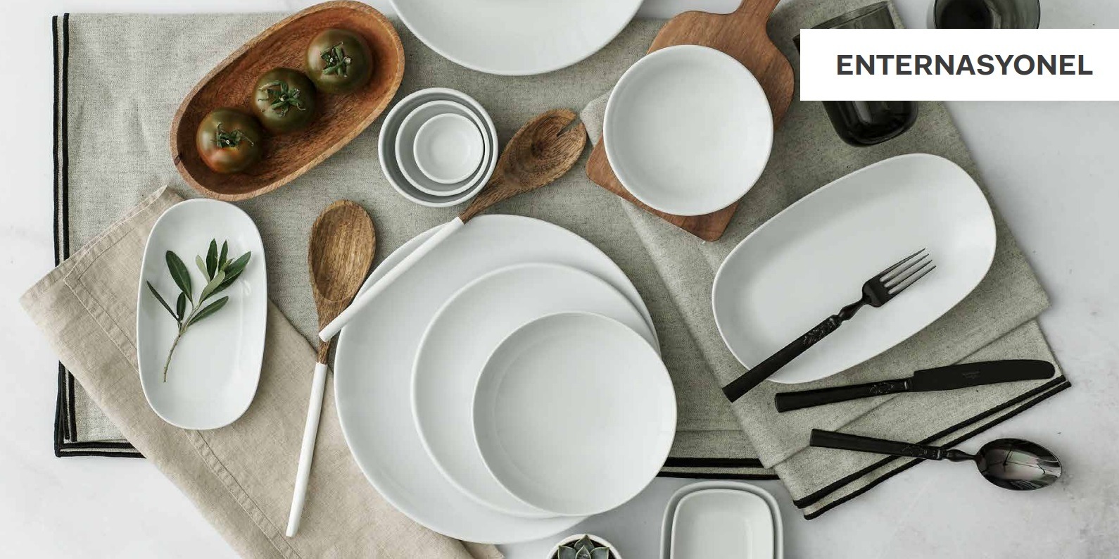 Güral Porselen Enternasyonel serisi beyaz porselen yemek tabağı ve sunum seti.