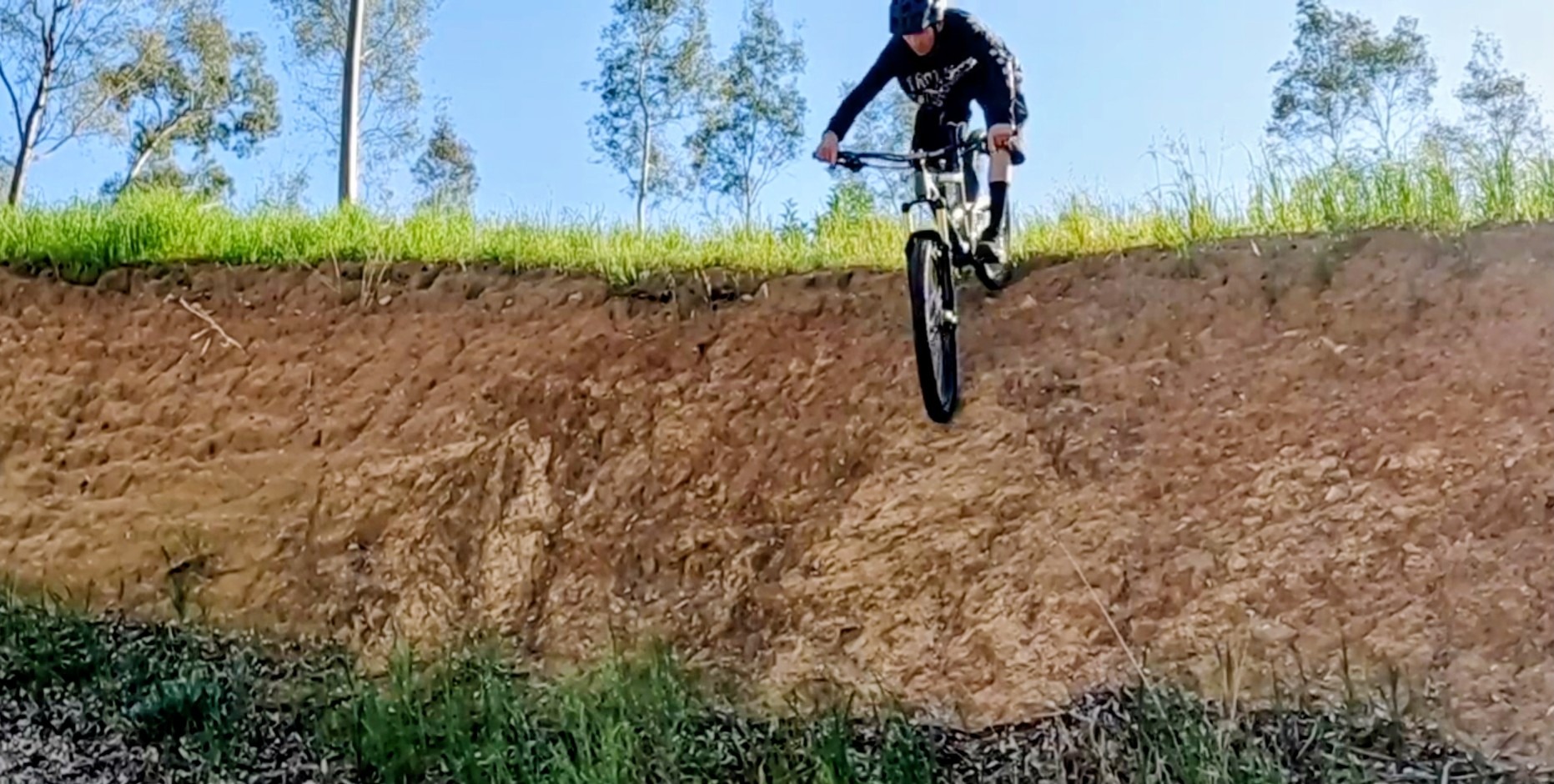mtb rider riding down a steep roll in