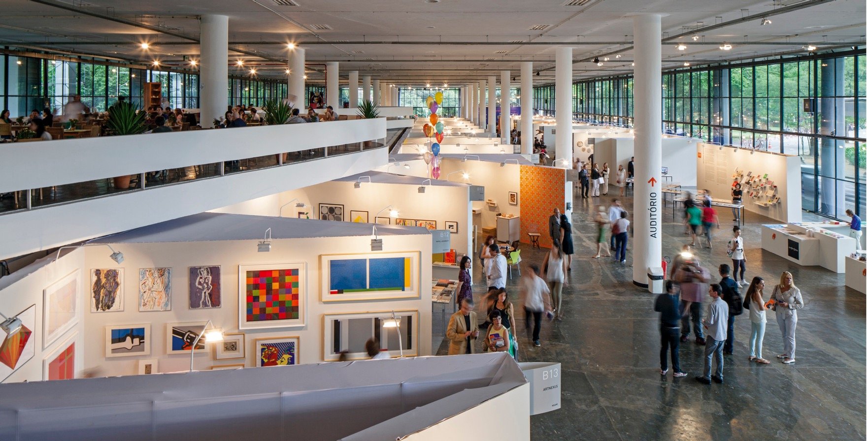 No Brasil, eventos como a SP-Arte têm sido fundamentais para destacar a riqu