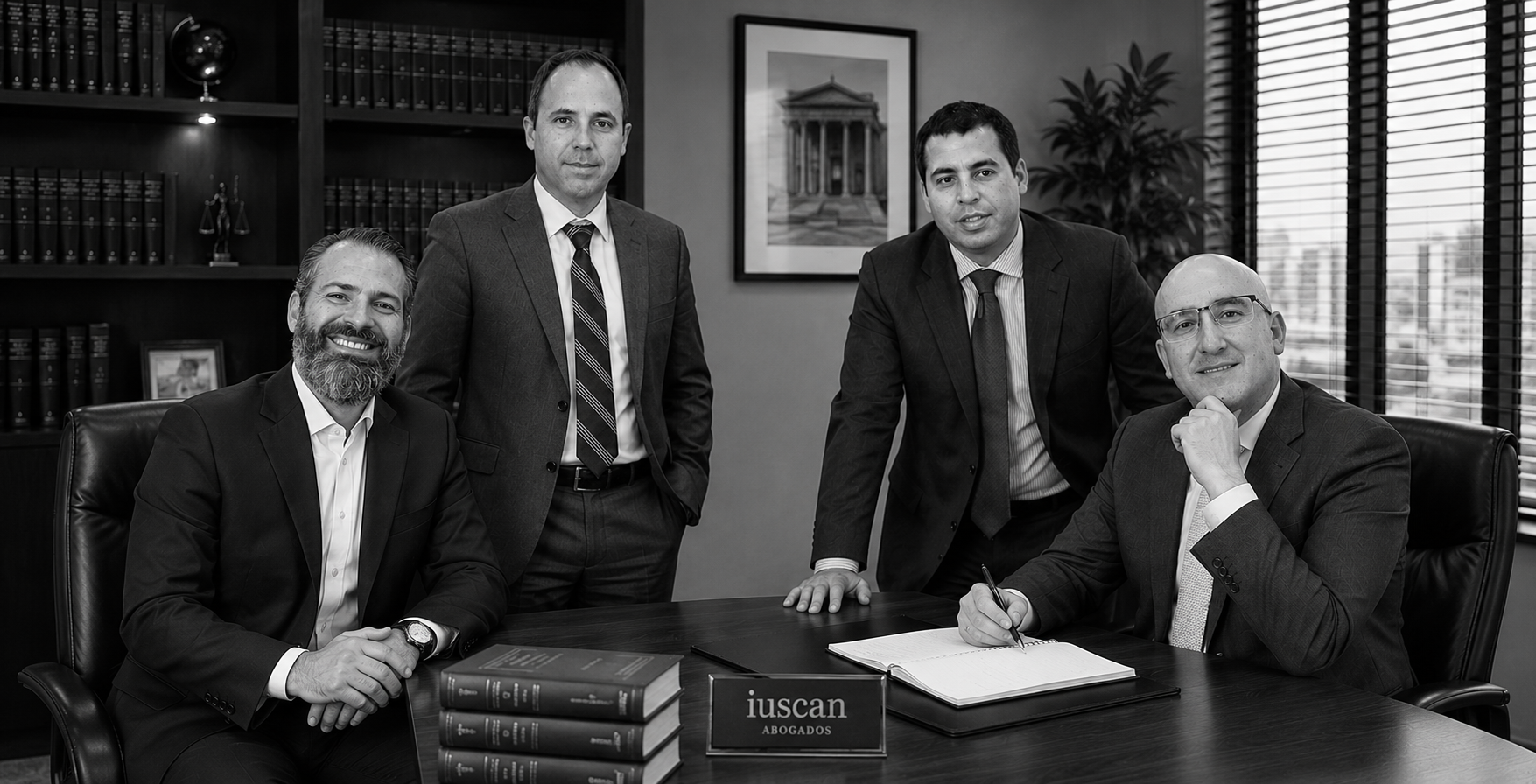 Equipo jurídico de Iuscan Abogados reunido en despacho profesional de Gran Canaria ofreciendo asesor
