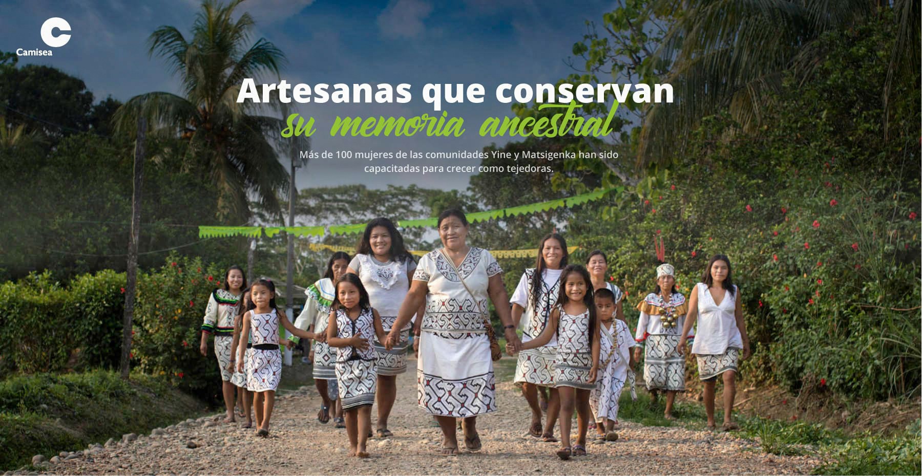 Mujeres y niñas caminando juntas de la Comunidad Yine