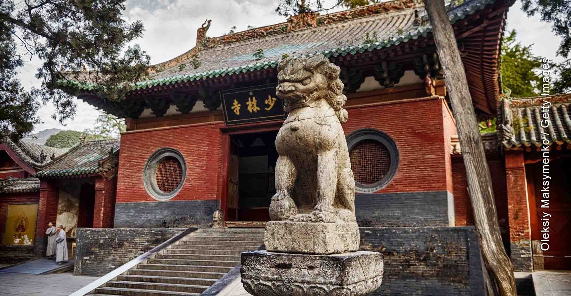entrada principal del templo shaolin y león de piedra