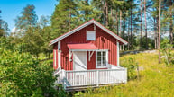 La cabane de Sophia D rouge de falun en teinte rouge clair à 10 heure du matin en mai
