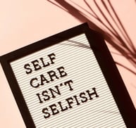 Photo d'illustration avec phrase Self Care Isn't Selfish