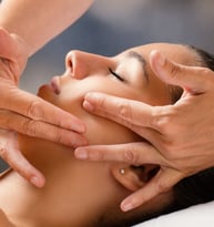 Une image d'un massage du visage dans un salon de beauté à Rouffiac-tolosan