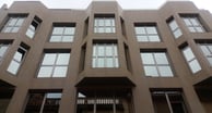 Ventanas de aluminio hoja oculta en fachada de edificio.