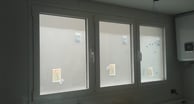 Ventana blanca de 2 hojas con vidrios translucidos.