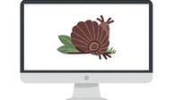Ordenador con caracol en la pantalla, simboliza carga lenta de sitio web y optimización de velocidad Egremy Digital.