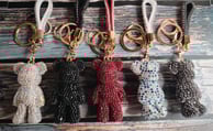 Porte clés ourson en strass, tendance et stylé, prix abordable, idéale a offrir ou s'offrir.
