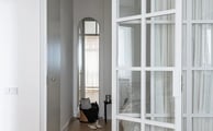 Puerta de hierro de color blanco en interior vivienda.