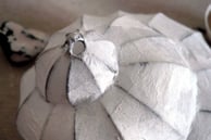 VOLUTA Schnecke aus Papier mediterane Tischdeko Schneckenhaus kleine Tischlampe weiss