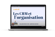 Un ordinateur avec, sur son écran, un extrait d'une leçon sur les CRM et l'organisation