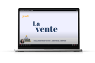 Un ordinateur avec, sur son écran, un extrait d'une leçon sur les techniques de vente
