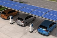 Güneş panelleriyle çalışan elektrikli araç şarj istasyonu.