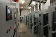 Kompanzasyon sistemiyle enerji tasarrufu sağlanan elektrik panosu.