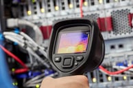 Termal kamerayla elektrik panosunda sıcaklık kontrolü.